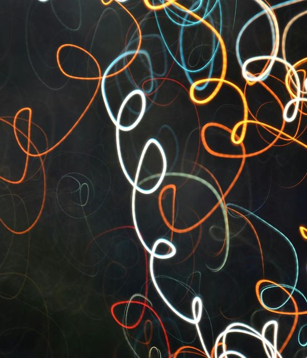 An abstract image representing focus with intertwined azure and ochre lines.